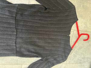 Damen Schwarzes Maxikleid mit Wickeloptik und Glitzerstreifen – Größe 38 — Bild 5 von 6 anzeigen