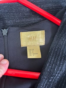 Damen Schwarzes Maxikleid mit Wickeloptik und Glitzerstreifen – Größe 38 — Bild 6 von 6 anzeigen