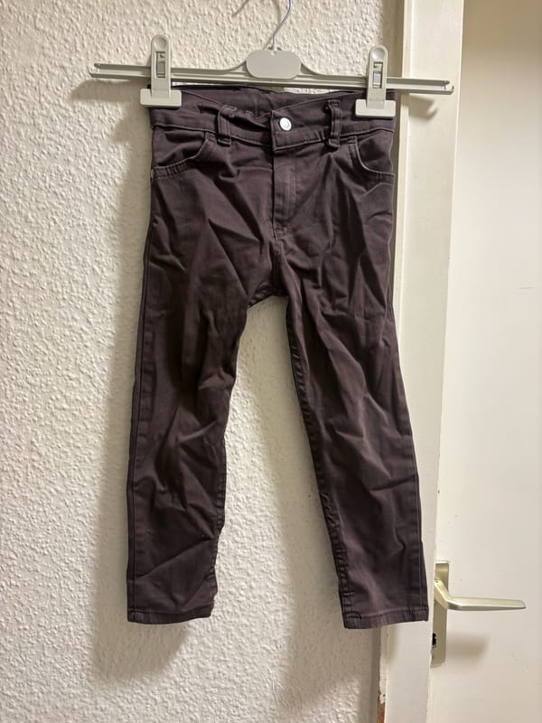 Kinderhose in Dunkelbraun, 5-Pocket-Schnitt – Größe 104