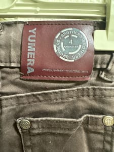 Kinderhose in Dunkelbraun, 5-Pocket-Schnitt – Größe 104 — Bild 3 von 4 anzeigen