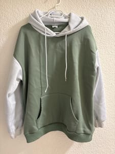 Damen Hoodie mit Katzen-Ramen-Motiv, Grün und Weiß — Bild 1 von 3 anzeigen