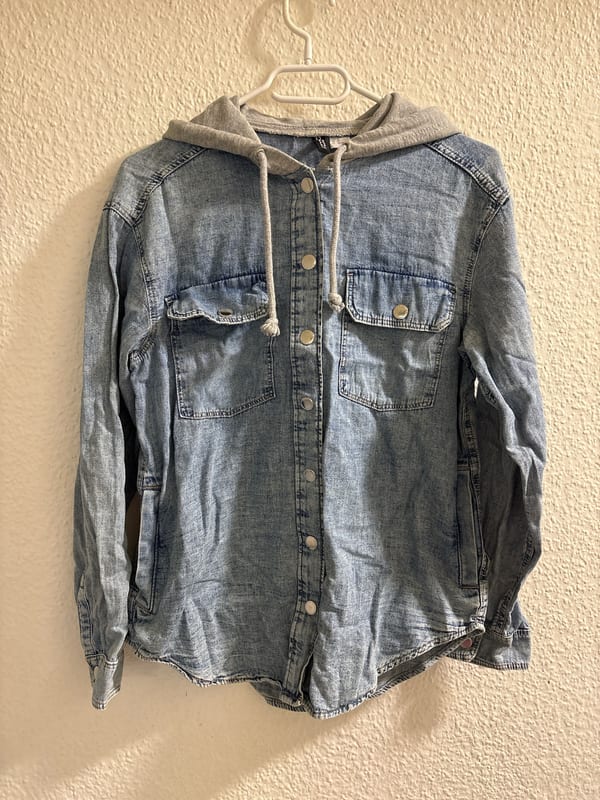 Damen Jeanshemd mit grauer Kapuze – Größe XS – Blau