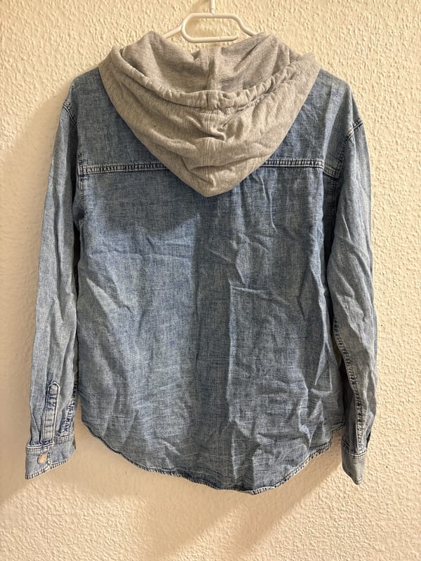 Damen Jeanshemd mit grauer Kapuze – Größe XS – Blau – Bild 2 von 3