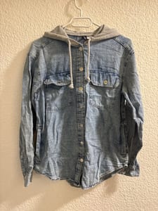 Damen Jeanshemd mit grauer Kapuze – Größe XS – Blau — Bild 1 von 3 anzeigen