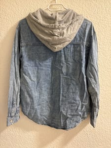 Damen Jeanshemd mit grauer Kapuze – Größe XS – Blau — Bild 2 von 3 anzeigen