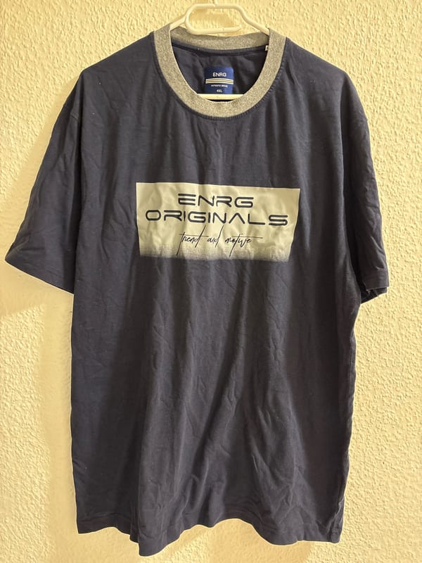 Herren T-Shirt Dunkelblau mit Grauem Rundhals-Bündchen und Aufdruck – Größe 4XL