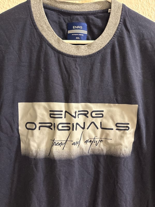 Herren T-Shirt Dunkelblau mit Grauem Rundhals-Bündchen und Aufdruck – Größe 4XL – Bild 2 von 3