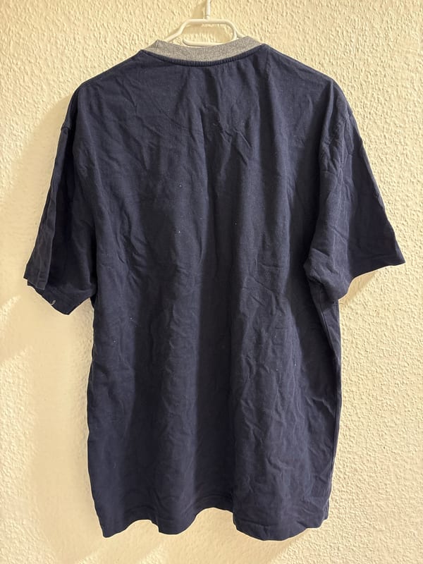 Herren T-Shirt Dunkelblau mit Grauem Rundhals-Bündchen und Aufdruck – Größe 4XL – Bild 3 von 3