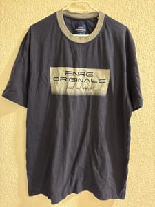 Herren T-Shirt Dunkelblau mit Grauem Rundhals-Bündchen und Aufdruck – Größe 4XL — Bild 1 von 3 anzeigen