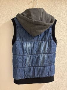 Jungen Gesteppte Jeansweste mit Kapuze – Größe 152 – Blau — Bild 3 von 3 anzeigen