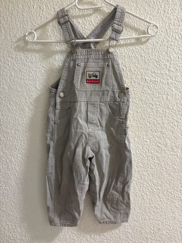 Kinder-Latzhose im Streifen-Design – Jungen, Latzhose – Größe 80 – Grau-Weiß