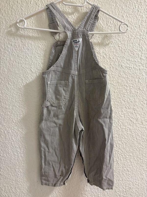 Kinder-Latzhose im Streifen-Design – Jungen, Latzhose – Größe 80 – Grau-Weiß – Bild 3 von 3