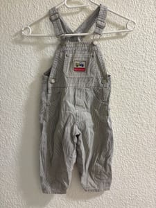 Kinder-Latzhose im Streifen-Design – Jungen, Latzhose – Größe 80 – Grau-Weiß