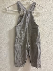 Kinder-Latzhose im Streifen-Design – Jungen, Latzhose – Größe 80 – Grau-Weiß — Bild 3 von 3 anzeigen
