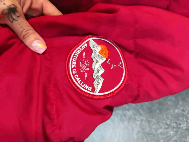 Damen Rote Steppjacke mit Kapuze Gr. M – Bild 7 von 7
