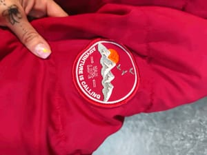 Damen Rote Steppjacke mit Kapuze Gr. M — Bild 7 von 7 anzeigen