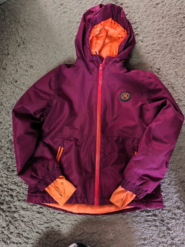Kinderjacke Lila mit Kapuze und orangefarbenem Futter in Gr. 122/128 – Lila/Rosa