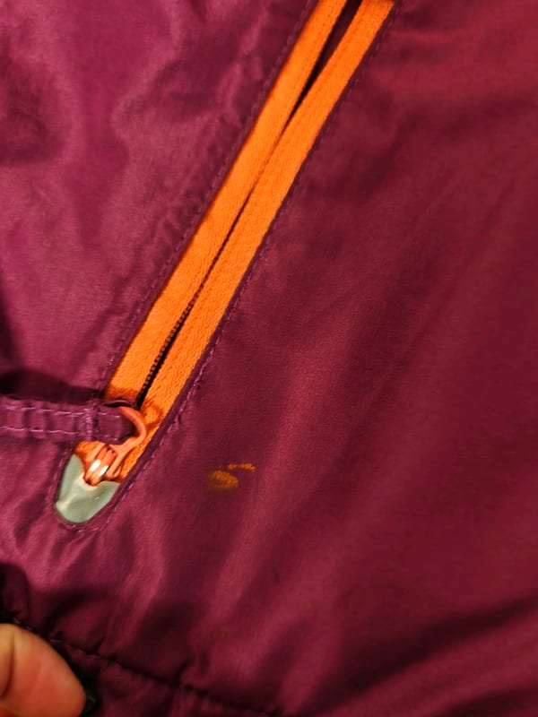 Kinderjacke Lila mit Kapuze und orangefarbenem Futter in Gr. 122/128 – Lila/Rosa – Bild 3 von 10