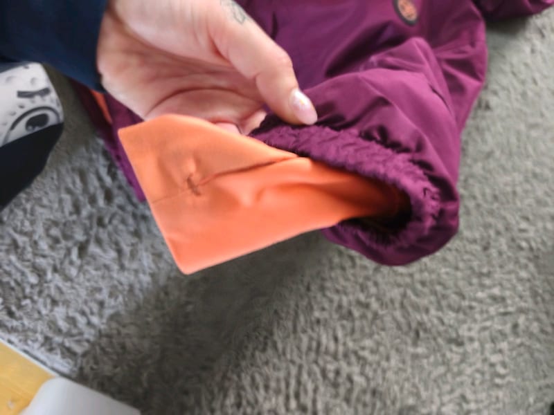 Kinderjacke Lila mit Kapuze und orangefarbenem Futter in Gr. 122/128 – Lila/Rosa – Bild 5 von 10