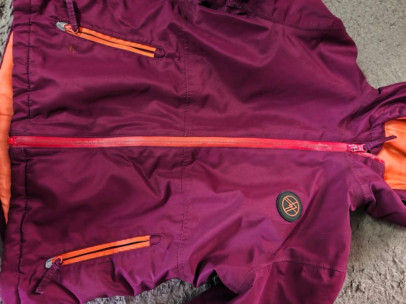 Kinderjacke Lila mit Kapuze und orangefarbenem Futter in Gr. 122/128 – Lila/Rosa – Bild 6 von 10