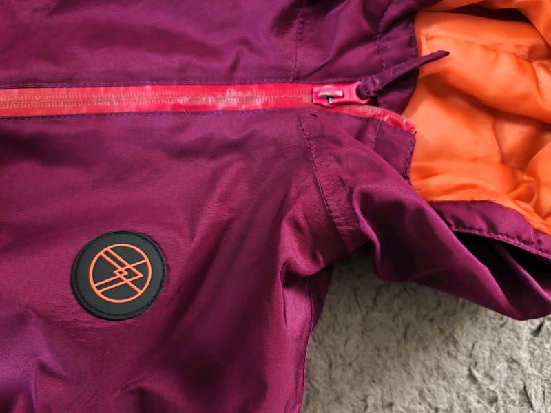 Kinderjacke Lila mit Kapuze und orangefarbenem Futter in Gr. 122/128 – Lila/Rosa – Bild 7 von 10