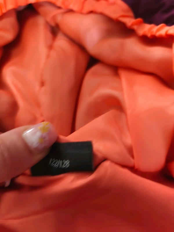 Kinderjacke Lila mit Kapuze und orangefarbenem Futter in Gr. 122/128 – Lila/Rosa – Bild 9 von 10