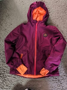 Kinderjacke Lila mit Kapuze und orangefarbenem Futter in Gr. 122/128 – Lila/Rosa