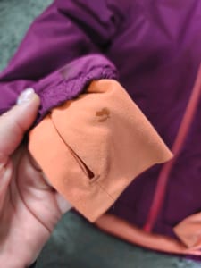 Kinderjacke Lila mit Kapuze und orangefarbenem Futter in Gr. 122/128 – Lila/Rosa — Bild 2 von 10 anzeigen