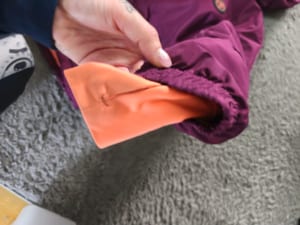 Kinderjacke Lila mit Kapuze und orangefarbenem Futter in Gr. 122/128 – Lila/Rosa — Bild 5 von 10 anzeigen