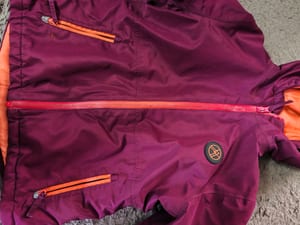 Kinderjacke Lila mit Kapuze und orangefarbenem Futter in Gr. 122/128 – Lila/Rosa — Bild 6 von 10 anzeigen