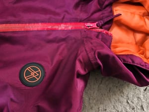 Kinderjacke Lila mit Kapuze und orangefarbenem Futter in Gr. 122/128 – Lila/Rosa — Bild 7 von 10 anzeigen