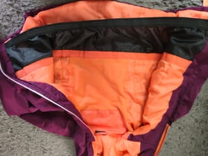 Kinderjacke Lila mit Kapuze und orangefarbenem Futter in Gr. 122/128 – Lila/Rosa — Bild 8 von 10 anzeigen