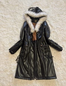 Damen Langer schwarzer Kunstleder-Mantel mit Kapuze und Kunstfell – Größe S