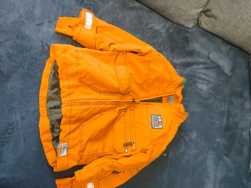 Jungen Orangefarbene Winterjacke mit Kapuze und Taschen Gr 98