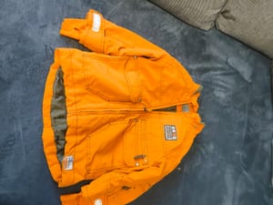 Jungen Orangefarbene Winterjacke mit Kapuze und Taschen Gr 98