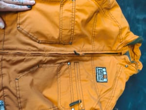 Jungen Orangefarbene Winterjacke mit Kapuze und Taschen Gr 98 — Bild 6 von 6 anzeigen