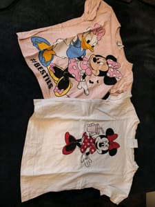 Zwei Mädchen-T-Shirts mit Disney-Motiven (Minnie & Daisy) Gr. 110/116 – Bunt