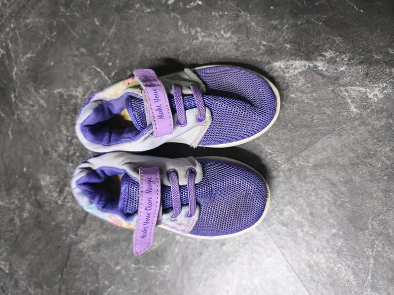 Kinder-Sneaker lila mit Motiv – Klettverschluss Gr. 24/25