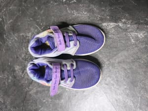 Kinder-Sneaker lila mit Motiv – Klettverschluss Gr. 24/25
