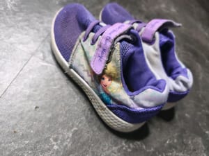 Kinder-Sneaker lila mit Motiv – Klettverschluss Gr. 24/25 — Bild 2 von 5 anzeigen