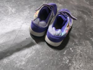 Kinder-Sneaker lila mit Motiv – Klettverschluss Gr. 24/25 — Bild 3 von 5 anzeigen