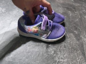 Kinder-Sneaker lila mit Motiv – Klettverschluss Gr. 24/25 — Bild 4 von 5 anzeigen