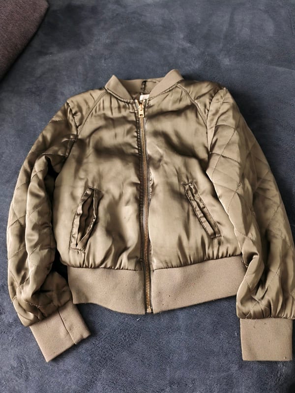 Mädchen Bomberjacke in Khaki, gesteppte Ärmel, Reißverschluss Gr. 140 – Grün