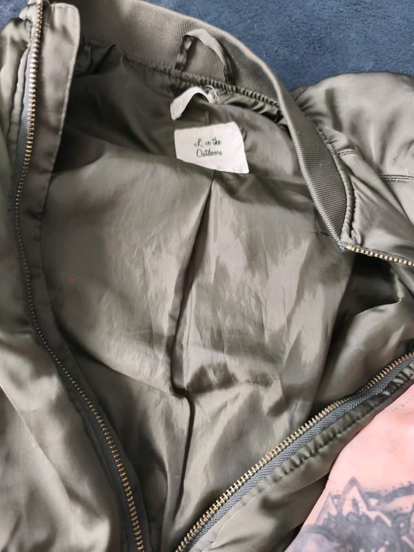 Mädchen Bomberjacke in Khaki, gesteppte Ärmel, Reißverschluss Gr. 140 – Grün – Bild 5 von 5