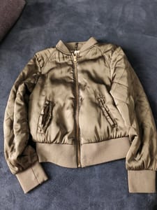 Mädchen Bomberjacke in Khaki, gesteppte Ärmel, Reißverschluss Gr. 140 – Grün