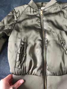 Mädchen Bomberjacke in Khaki, gesteppte Ärmel, Reißverschluss Gr. 140 – Grün — Bild 2 von 5 anzeigen