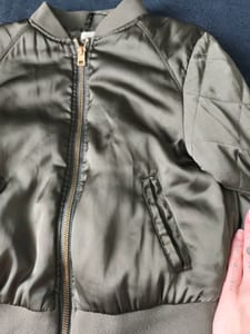 Mädchen Bomberjacke in Khaki, gesteppte Ärmel, Reißverschluss Gr. 140 – Grün — Bild 3 von 5 anzeigen