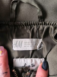 Mädchen Bomberjacke in Khaki, gesteppte Ärmel, Reißverschluss Gr. 140 – Grün — Bild 4 von 5 anzeigen