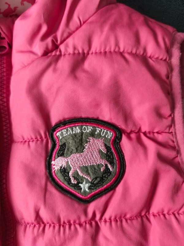 Gesteppte Kinderweste in Pink mit Pferde-Motiv – Mädchen Gr 134 – Rosa – Bild 2 von 5
