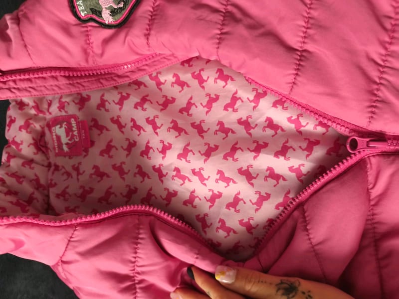 Gesteppte Kinderweste in Pink mit Pferde-Motiv – Mädchen Gr 134 – Rosa – Bild 4 von 5